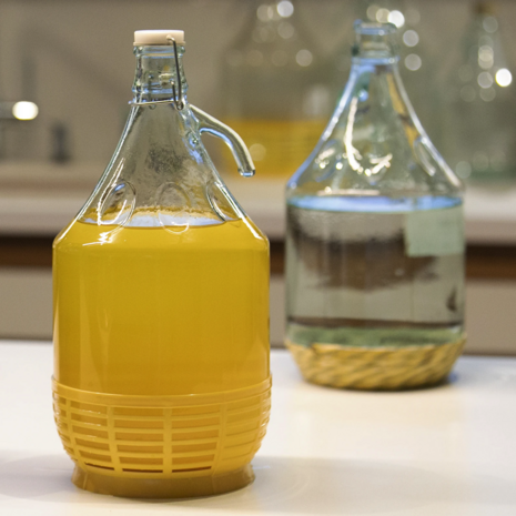 Gistingsfles 5 L met beugeldop en gele kunststof mand